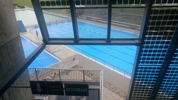 Blick aus dem Weserstadion aufs angrenzende Schwimmbad