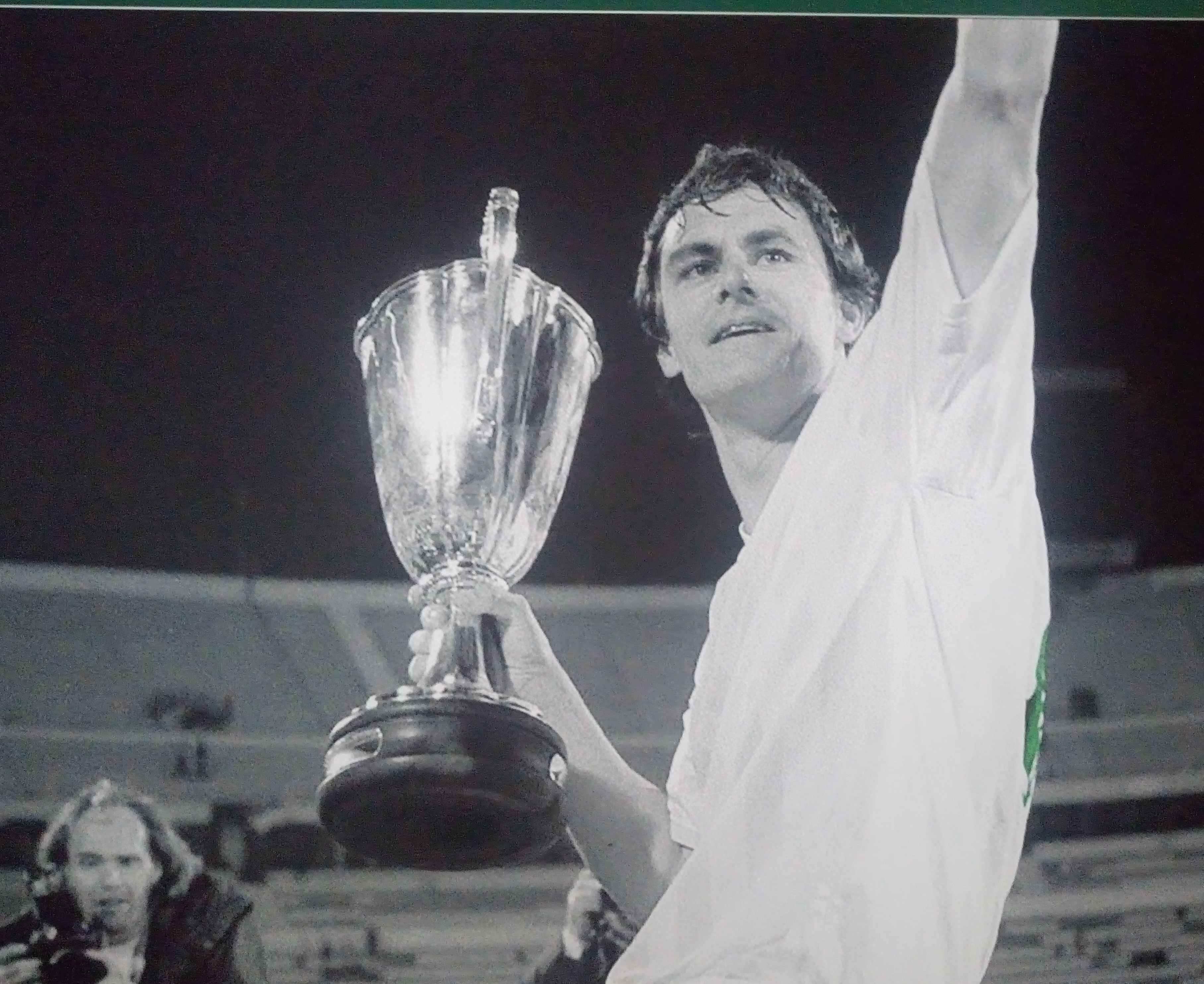 Wynton Rufer mit dem Europapokal der Pokalsieger im Weserstadion